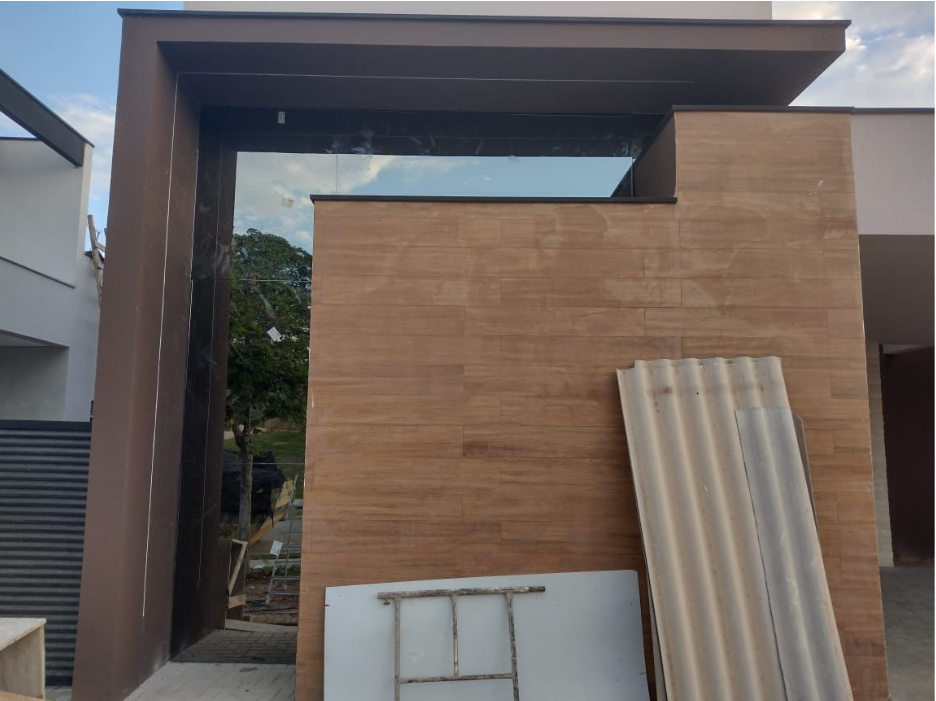 Fachada moderna com vidro e madeira