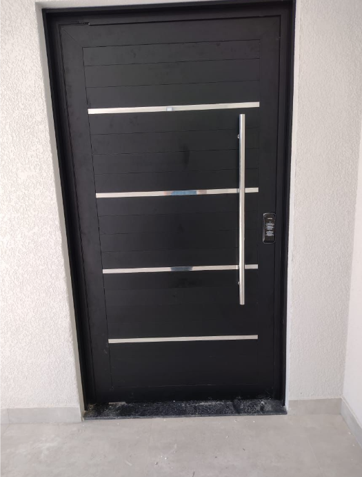 Porta de entrada em alumínio preto