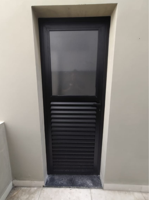 Porta com veneziana